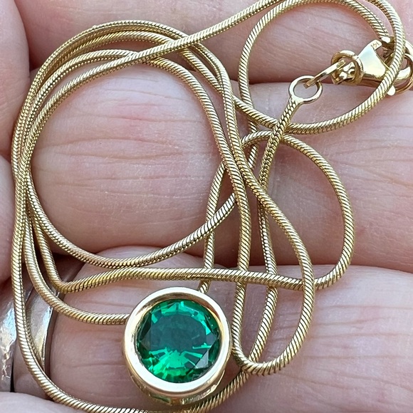 VINTAGE 14K YELLOW GOLD SYNTHETIC EMERALD SOLITAIRE PENDANT SNAKE CHAIN NECKLACE - Picture 15 of 16